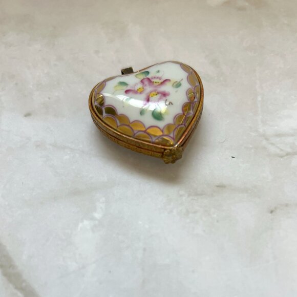 Rare Limoges Heart Pendant Box: Hand Painted Floral French Porcelain Jewelry - Picture 3 of 6